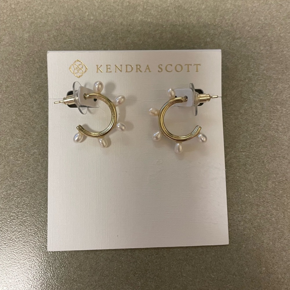 Kendra Scott Leighton Pearl Huggie - NWOT